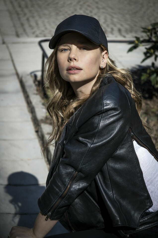 Ibland får Amanda så mycket adrenalin i kroppen under inspelningen av Tunna blå linjen att scenerna nästan känns som på riktigt. Ibland får Amanda så mycket adrenalin i kroppen under inspelningen av Tunna blå linjen att scenerna nästan känns som på riktigt.
