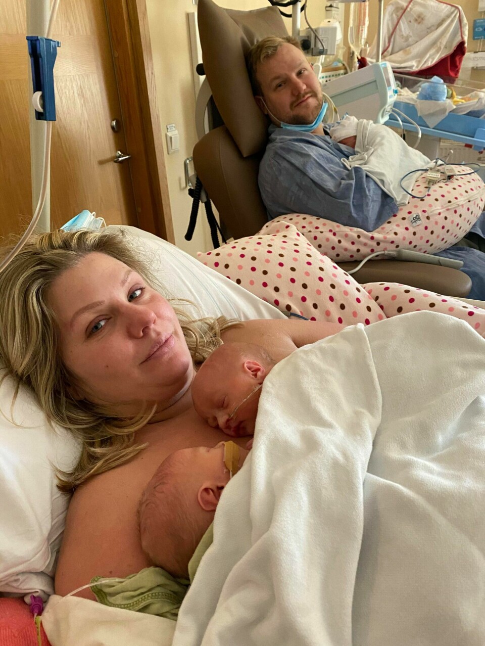 Marielle och Per direkt efter trillingarnas födsel på BB. Marielle och Per direkt efter trillingarnas födsel på BB.