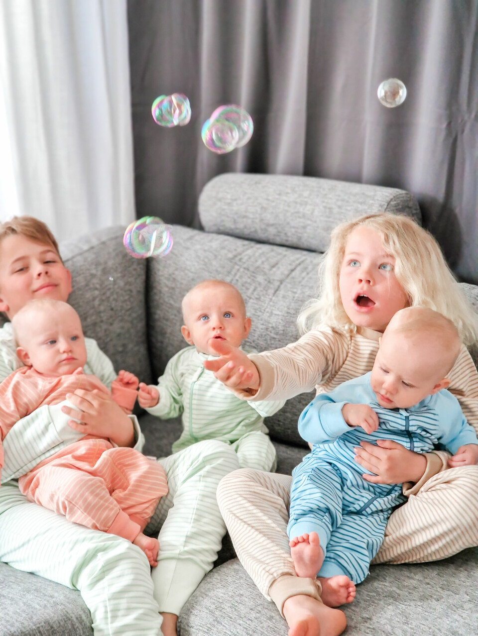Trillingarna med sina storasyskon Alice och WIlliam. Trillingarna med sina storasyskon Alice och WIlliam.