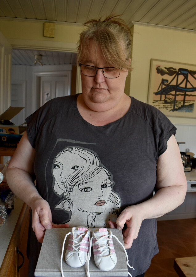 Ellenor Gutke sörjer sin dotter Sandra som avled i cancer strax efter sin 17-årsdag. Sandras första små tennisskor betyder mycket. Ellenor Gutke sörjer sin dotter Sandra som avled i cancer strax efter sin 17-årsdag. Sandras första små tennisskor betyder mycket.