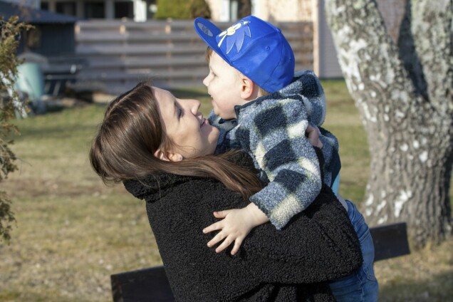 När Alfons är äldre vill Eva-Lotta prata med honom om vad som hände när hon mådde dåligt. När Alfons är äldre vill Eva-Lotta prata med honom om vad som hände när hon mådde dåligt.