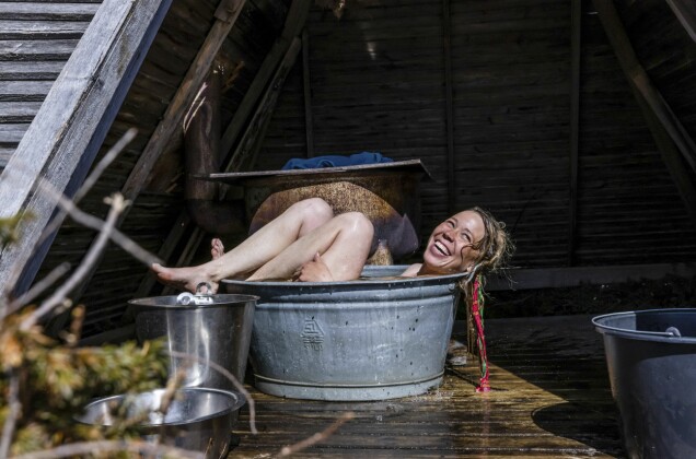 I en kåta vid sjön finns ”duschhörnan” och här tvättar sig Anna i en liten zinkbalja. I en kåta vid sjön finns ”duschhörnan” och här tvättar sig Anna i en liten zinkbalja.