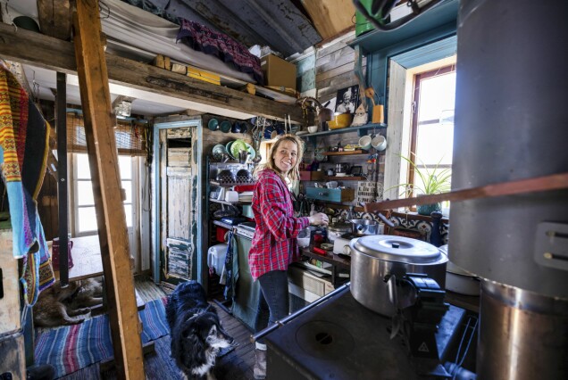 Det finns varken rinnande vatten eller el i huset, men som backup har Anna solceller och ett elverk. Det finns varken rinnande vatten eller el i huset, men som backup har Anna solceller och ett elverk.