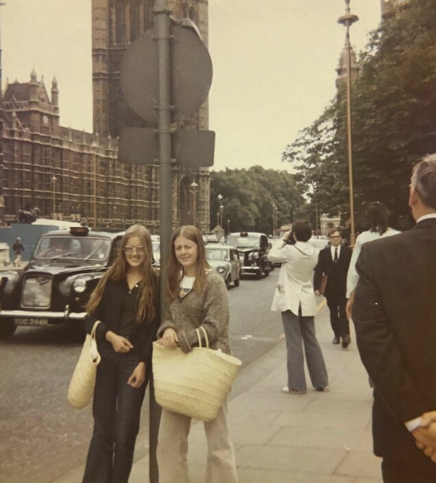 Under sin tågluff 1972 besökte de bland annat London. Under sin tågluff 1972 besökte de bland annat London.
