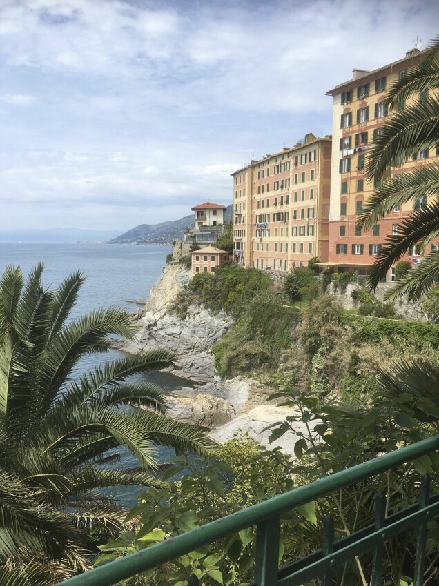 Havsutsikt från lägenheten som Inger och Ulla hyrde i Camogli på den italienska rivieran. Havsutsikt från lägenheten som Inger och Ulla hyrde i Camogli på den italienska rivieran.