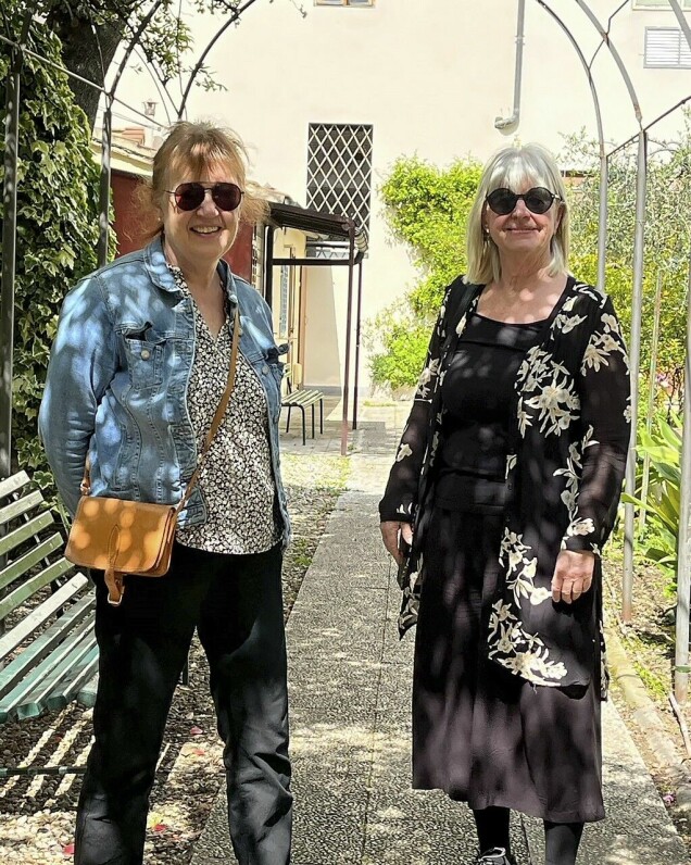 Ulla och Inger i en klosterträdgård i Florens. Vännerna övernattade flera gånger på kloster under resan. Ulla och Inger i en klosterträdgård i Florens. Vännerna övernattade flera gånger på kloster under resan.