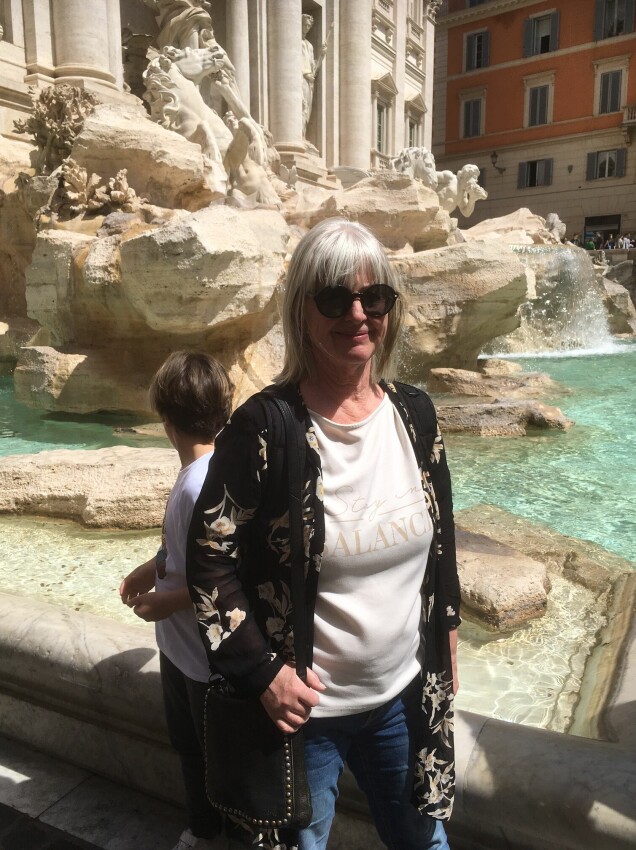 Inger står vid vid Fontana di trevi i Rom. Inger vid Fontana di trevi i Rom. Här badade skådespelaren Anita Ekberg i filmen La Dolce Vita. Inger står vid vid Fontana di trevi i Rom. Inger vid Fontana di trevi i Rom. Här badade skådespelaren Anita Ekberg i filmen La Dolce Vita.