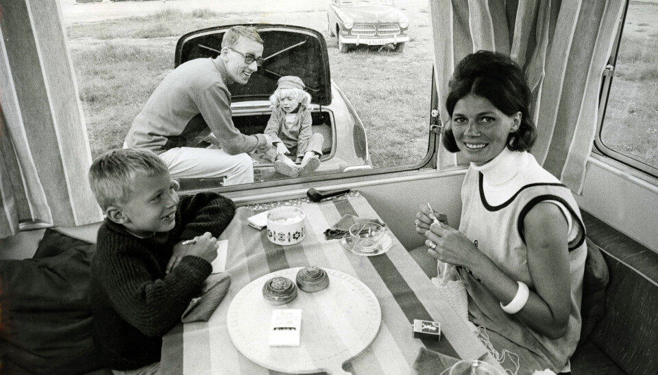 Artisten Östen Warnerbring, är här är på husvagnssemester med familjen1961. Artisten Östen Warnerbring, är här är på husvagnssemester med familjen1961.