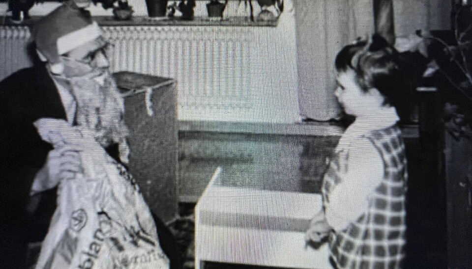 Liten Anja möter tomten (pappa) i Märsta. Liten Anja möter tomten (pappa) i Märsta.