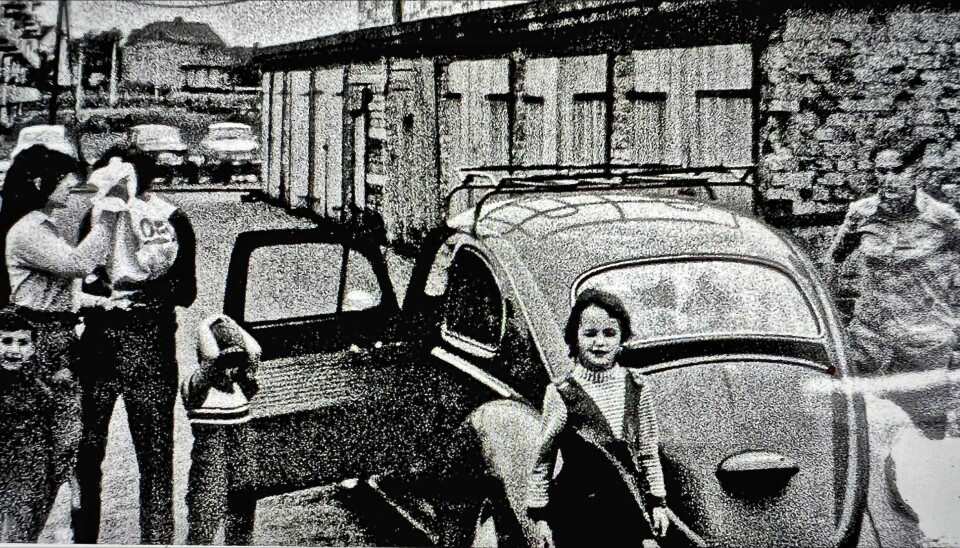 Anja framför ”Bubblan” i DDR.– Det är min syster med armarna över huvudet och pappa bakom kassen och mamma till höger. Min pappa är död sedan några månader tillbaka. Anja framför ”Bubblan” i DDR.– Det är min syster med armarna över huvudet och pappa bakom kassen och mamma till höger. Min pappa är död sedan några månader tillbaka.