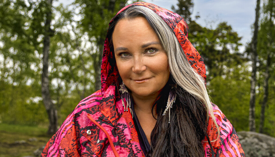 – Här på backen utanför skolan åkte vi pulka och firade skolavslutningarna. – Här på backen utanför skolan åkte vi pulka och firade skolavslutningarna.