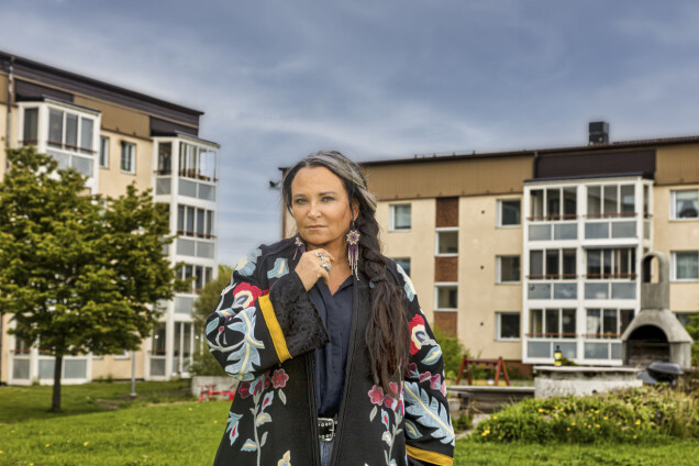 Anja Kontor på gården på Västra Bangatan, framför huset där hon bodde som barn. Anja Kontor på gården på Västra Bangatan, framför huset där hon bodde som barn.