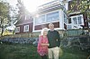 Christina och Hans framför villan på Värmdö i Stockholm.
