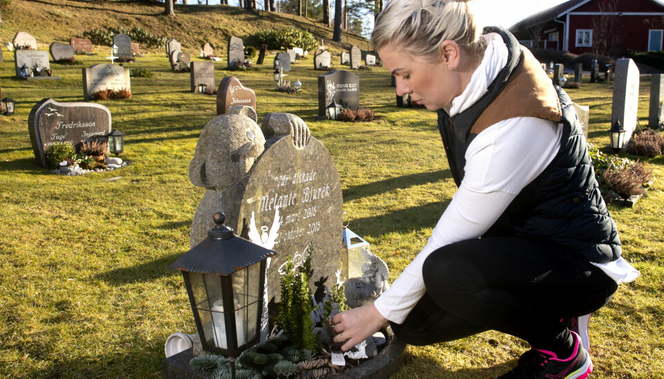 Annica besöker ofta Melanies grav. Sorgen är stor. Annica besöker ofta Melanies grav. Sorgen är stor.
