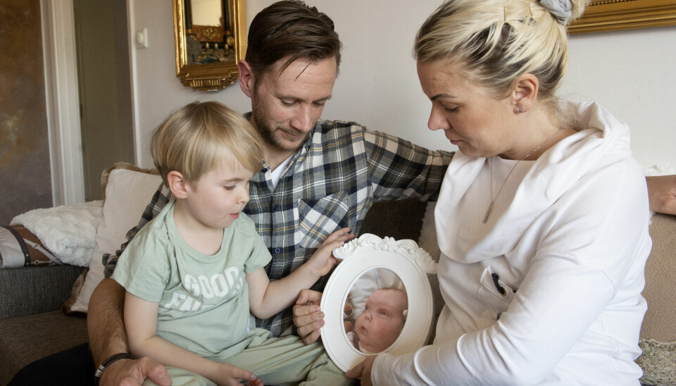 Fredrik och Annica har varit öppna med sin sorg. De pratar med Ebbot om hans syster Melanie. Fredrik och Annica har varit öppna med sin sorg. De pratar med Ebbot om hans syster Melanie.