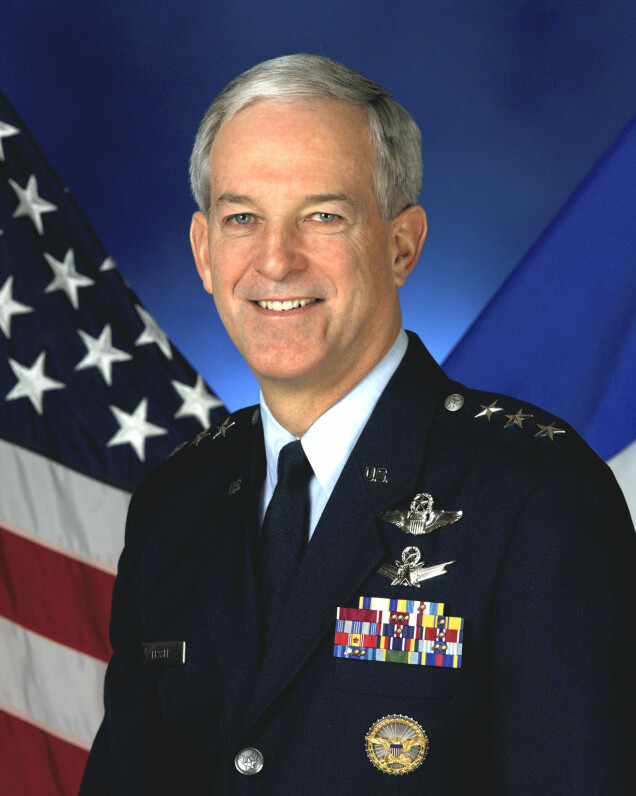 Douglas M Fraser är general i det amerikanska flygvapnet. Han har också kapats av romansbedragare som använt sig av hans bild och cv för att göra sig intressanta. Douglas M Fraser är general i det amerikanska flygvapnet. Han har också kapats av romansbedragare som använt sig av hans bild och cv för att göra sig intressanta.