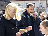 Kungliga varmkorvar mättade norska kronprinsparet Mette Marit och Haakon.