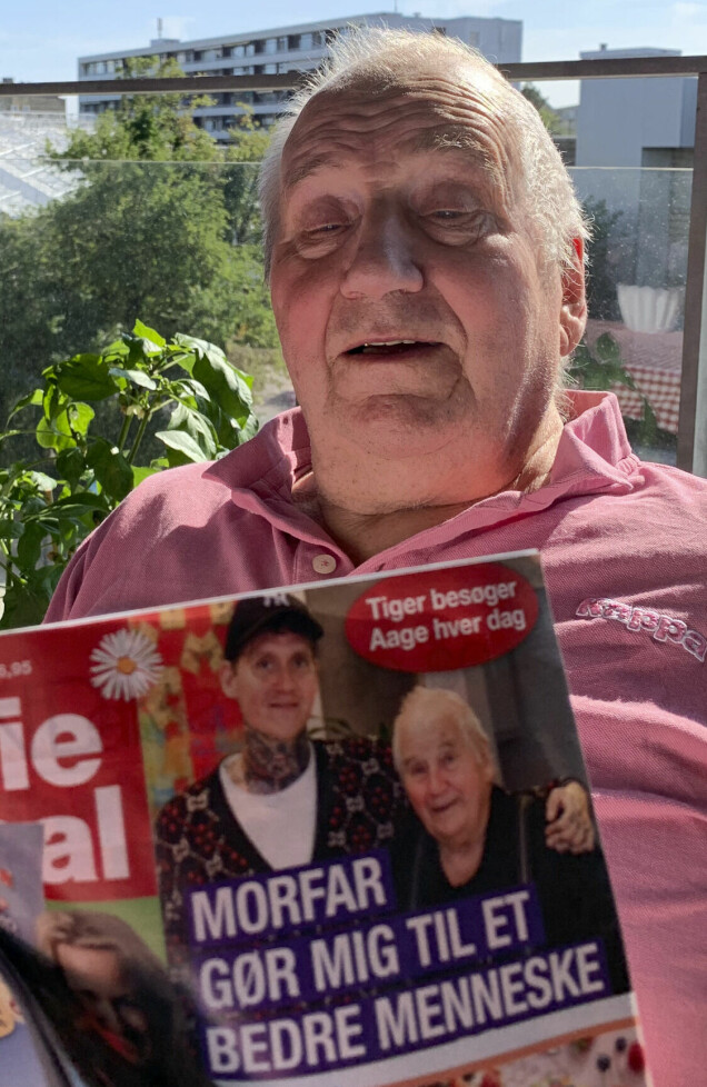 ”Tiger besöker Aage varje dag. Morfar gör mig till en bättre människa” skrev tidningen Familje Journalen, ett reportage som Aage älskade. ”Tiger besöker Aage varje dag. Morfar gör mig till en bättre människa” skrev tidningen Familje Journalen, ett reportage som Aage älskade.