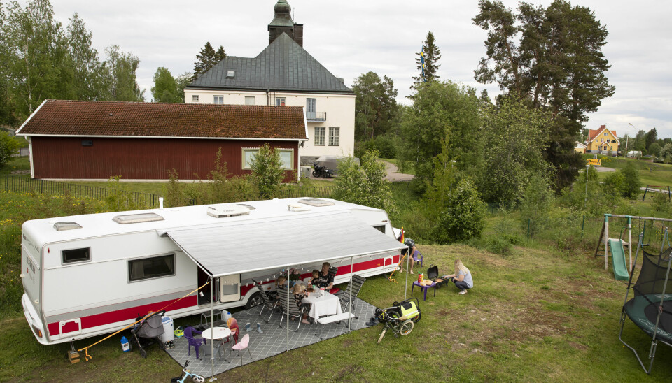Att ge sig ut på vägarna och alltid ha sitt hem med sig ger familjen Fridland-Engström en känsla av stor frihet. Att ge sig ut på vägarna och alltid ha sitt hem med sig ger familjen Fridland-Engström en känsla av stor frihet.