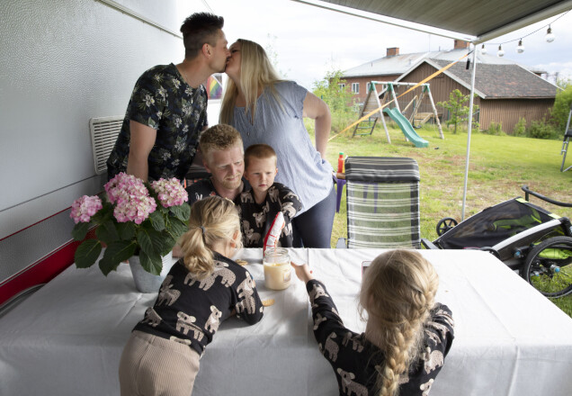 Genom att vara öppna med sin vardag och sin familjekonstellation vill Hampus, Linda och Erik inspirera andra som också lever utanför tvåsamhetsnormen. Genom att vara öppna med sin vardag och sin familjekonstellation vill Hampus, Linda och Erik inspirera andra som också lever utanför tvåsamhetsnormen.