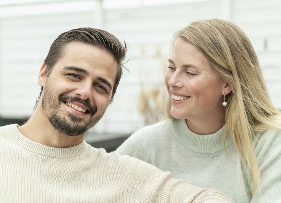 Jonathans och Josefines kärlek har inte bara klarat prövningarna, den har även vuxit sig starkare. Jonathans och Josefines kärlek har inte bara klarat prövningarna, den har även vuxit sig starkare.