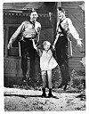 Pippi med poliserna Kling och Klang.