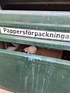 Kaninen hade kastats in i pappåtervinningen i Strövelstorp. Expressen var först med att uppmärksamma händelsaen.