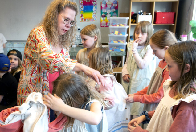 Från början var det tänkt att barnen i trean skulle sy sina egna tidsenliga kläder, som en del i textilundervisningen. Men fritidspedagogen Marie Bengtsson tyckte att alla barnen i skolan skulle bli lika fina. Med hjälp av en elevs farmor lyckades hon ro projektet i land och sy kepsar och förkläden till alla 35 elever på skolan. Från början var det tänkt att barnen i trean skulle sy sina egna tidsenliga kläder, som en del i textilundervisningen. Men fritidspedagogen Marie Bengtsson tyckte att alla barnen i skolan skulle bli lika fina. Med hjälp av en elevs farmor lyckades hon ro projektet i land och sy kepsar och förkläden till alla 35 elever på skolan.
