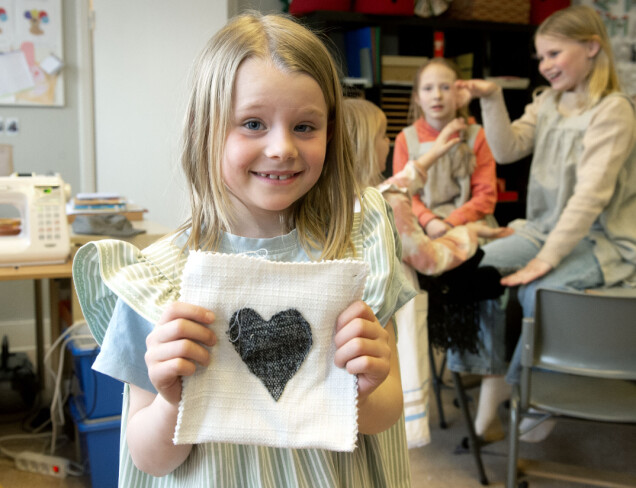 Elsa Hagelberg visar ett hjärta som hon klippt ut och sytt på en tygbit. Elsa Hagelberg visar ett hjärta som hon klippt ut och sytt på en tygbit.