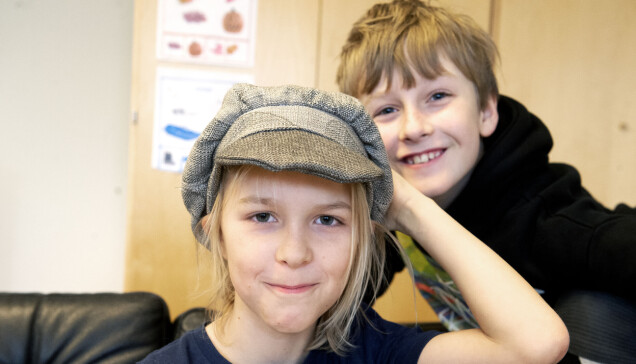 Albert Hansson Löthgren, nio år, iförd tidsenlig keps, Otis Wilson i bakgrunden har en likadan. Albert Hansson Löthgren, nio år, iförd tidsenlig keps, Otis Wilson i bakgrunden har en likadan.