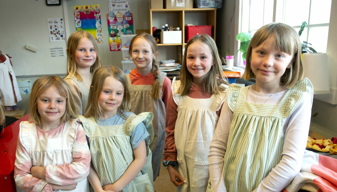 Eleverna ser ut som barnen gjorde när skolan var ny. Vera Alexandersson och Lovis Svensson, tio år tillsammans med Nour Ben-Zur, nio år och Minna Karlsson, åtta år. Till vänster står Hilma Sjöblom och Elsa Hagelberg, sju år. Eleverna ser ut som barnen gjorde när skolan var ny. Vera Alexandersson och Lovis Svensson, tio år tillsammans med Nour Ben-Zur, nio år och Minna Karlsson, åtta år. Till vänster står Hilma Sjöblom och Elsa Hagelberg, sju år.