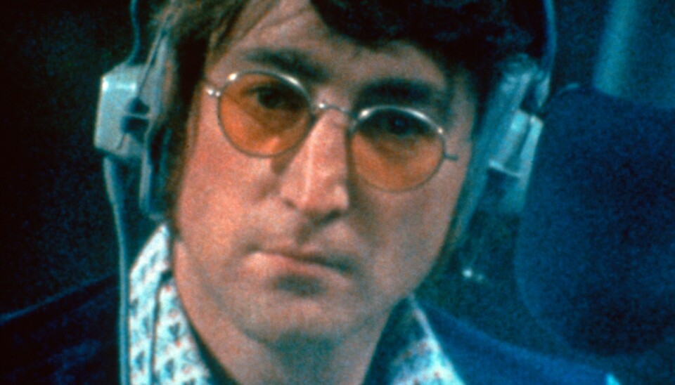 John Lennon spelar in Imagine 1971 med små runda gultonade glas påp näsan. John Lennon spelar in Imagine 1971 med små runda gultonade glas påp näsan.