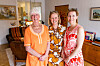 Anita Nilsson, Anja Petersen och Jenny Fridh guidar besökarna i 70-talslägenheten.