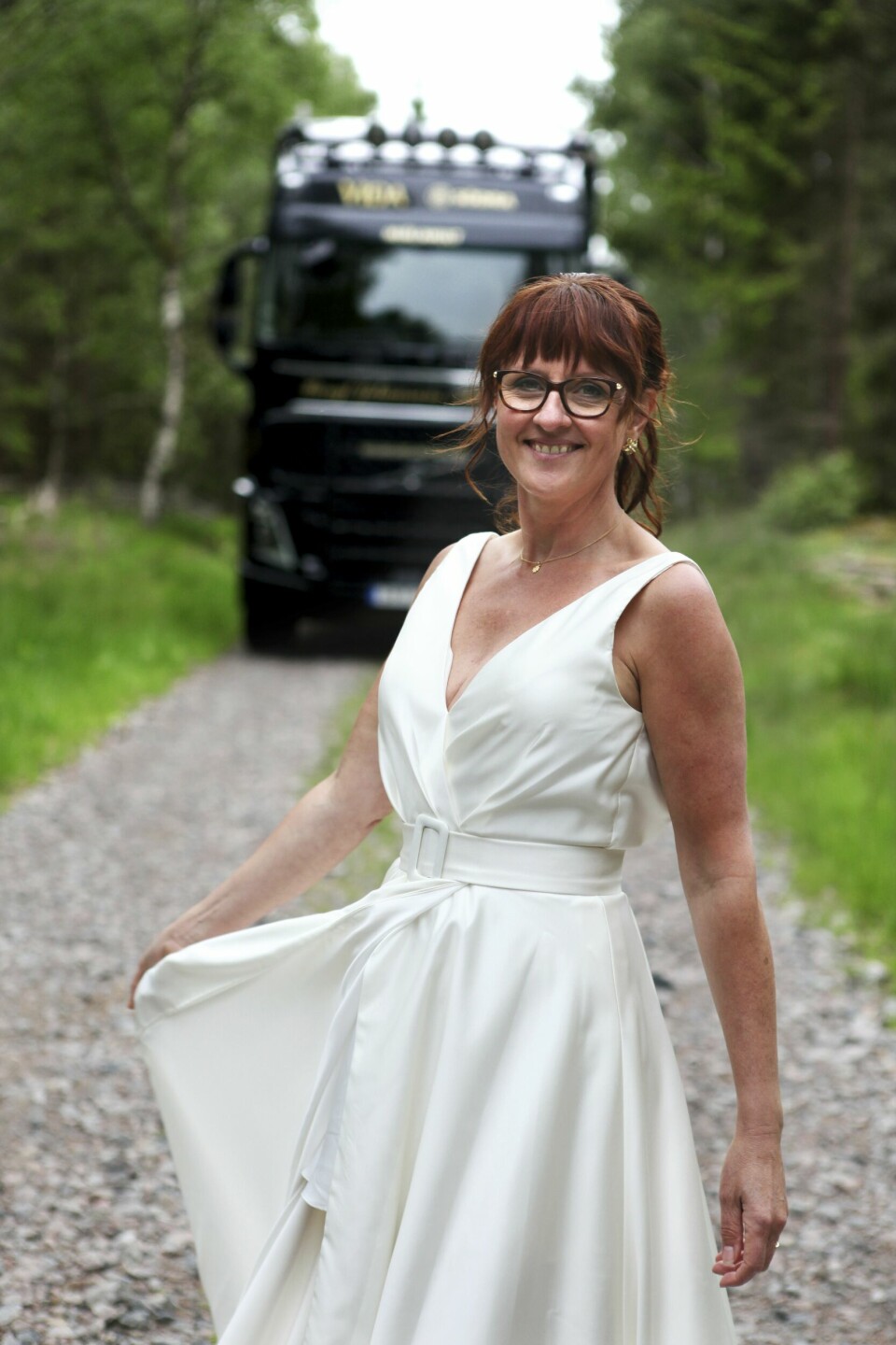 Inge älskar att hantera tunga maskiner såväl som skira tyger. Inge älskar att hantera tunga maskiner såväl som skira tyger.