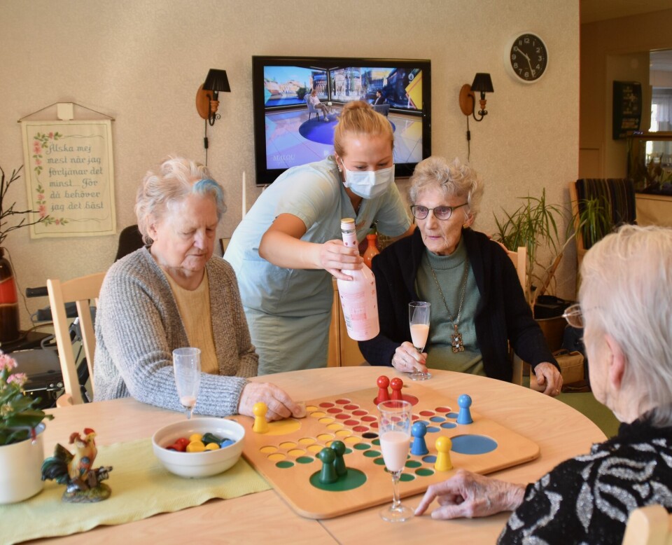 Som unga spelade damerna Fia med knuff så spelets regler kan dem mycket väl, men nuförtiden tar de sig en stänkare när de spelar så det blir Fia med hutt! Som unga spelade damerna Fia med knuff så spelets regler kan dem mycket väl, men nuförtiden tar de sig en stänkare när de spelar så det blir Fia med hutt!