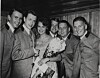 Froken Fraken 1965 fick en kram av Sven Erik Magnusson och medlemmarna i Sven-Ingvars.