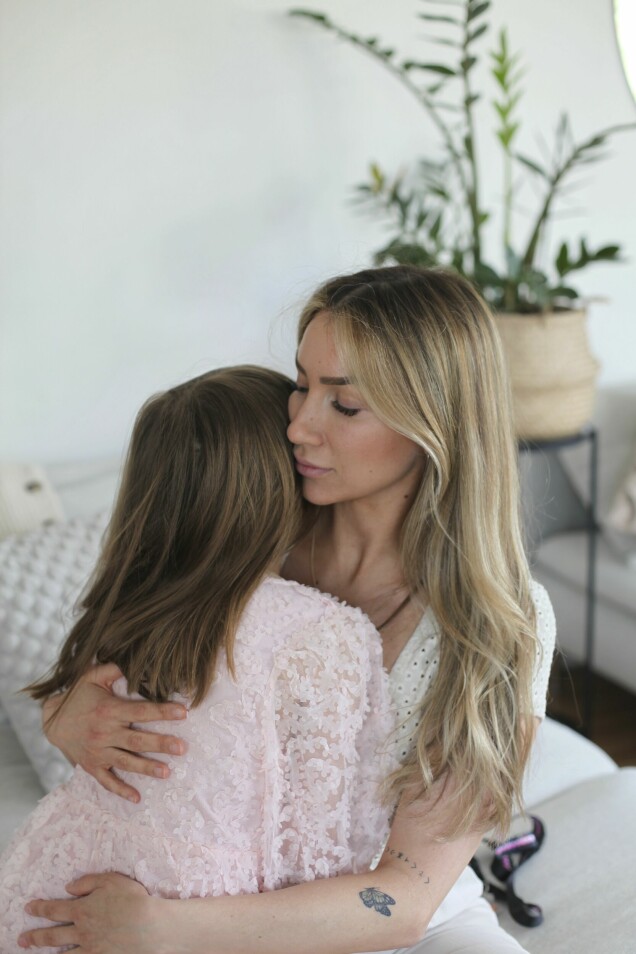 Sussie ifrågasätter hur man kan ringa en ensam mamma och leverera ett dödsbesked precis innan hon ska stiga på ett plan. Sussie ifrågasätter hur man kan ringa en ensam mamma och leverera ett dödsbesked precis innan hon ska stiga på ett plan.