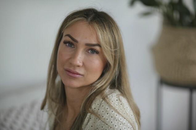 Sussie ber för att Sveriges politiker ska göra något åt kriminaliteten. – De måste göra något så att inte fler oskyldiga människor dör i kriminella gänguppgörelser, säger hon. Sussie ber för att Sveriges politiker ska göra något åt kriminaliteten. – De måste göra något så att inte fler oskyldiga människor dör i kriminella gänguppgörelser, säger hon.