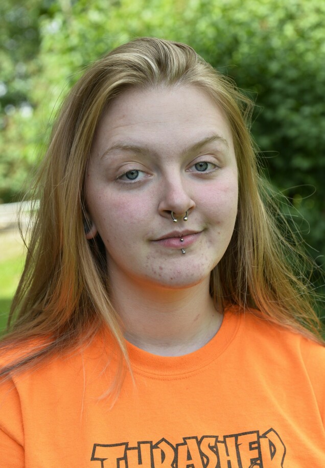 Michelle stod vid Victors fötter när han låg under bilen som plötsligt började röra på sig. Michelle stod vid Victors fötter när han låg under bilen som plötsligt började röra på sig.