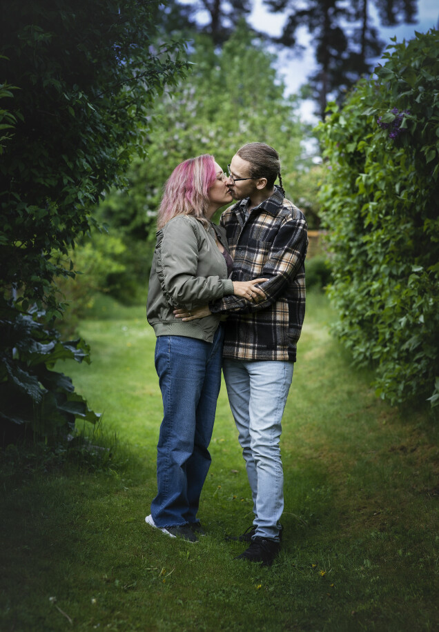 – I dag är vi på en bra plats och jag mår mycket bättre, säger Mikael och stöttas av Linda. – I dag är vi på en bra plats och jag mår mycket bättre, säger Mikael och stöttas av Linda.