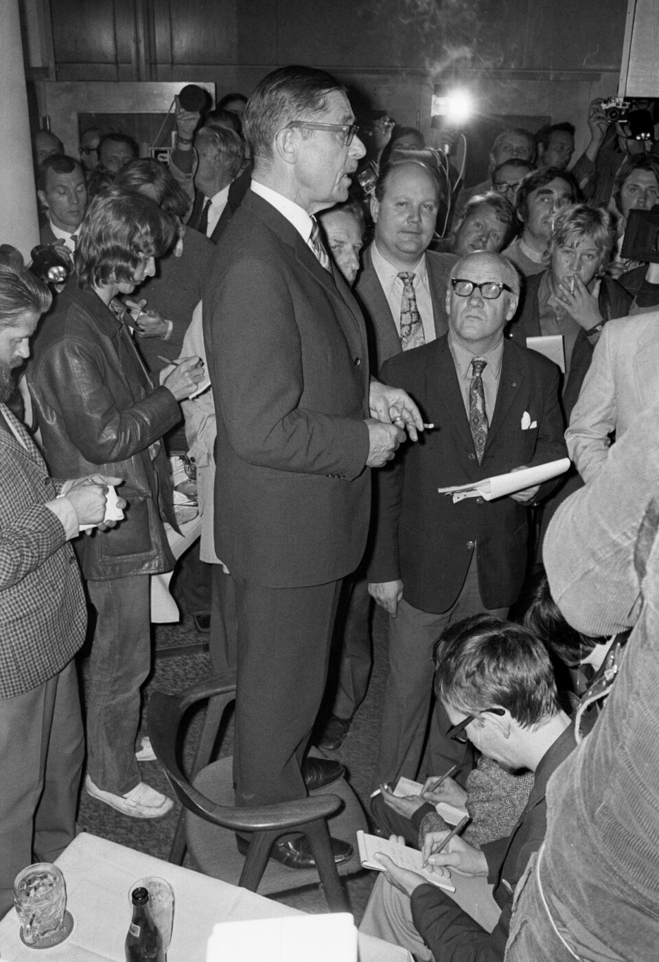 Lennart Geijer håller presskonferens inför ett stort pressuppbåd. Lennart Geijer håller presskonferens inför ett stort pressuppbåd.
