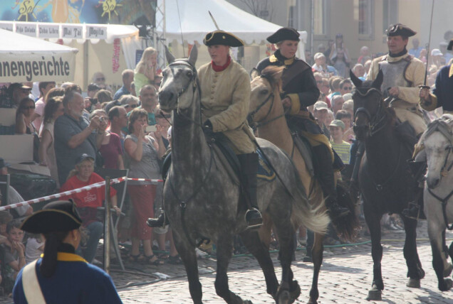 De historiska uppvisningarna är varit en viktig del i Lisa och Bengt Görans liv. Här rider Lisa hästen Wismar. De historiska uppvisningarna är varit en viktig del i Lisa och Bengt Görans liv. Här rider Lisa hästen Wismar.