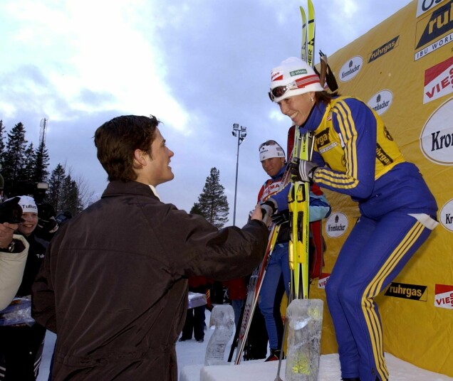 Magdalena Forsberg tar emot Jerringpriset av prins Carl Philip år 2002. Magdalena Forsberg tar emot Jerringpriset av prins Carl Philip år 2002.