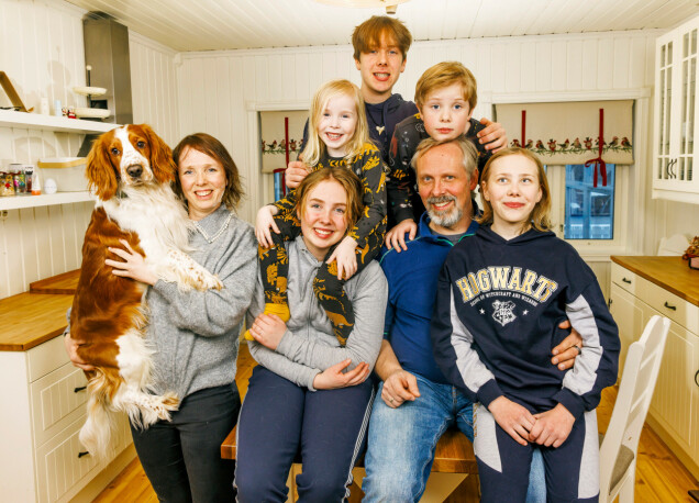 Frida har en stor familj med många syskon och djur. Frida har en stor familj med många syskon och djur.