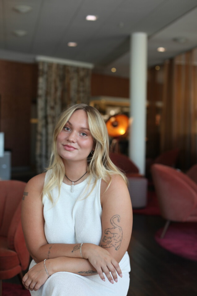 Felicia minns inte mycket från tiden efter pappa Akis död. Allt var så förvirrande. Vad hade egentligen hänt honom? Felicia minns inte mycket från tiden efter pappa Akis död. Allt var så förvirrande. Vad hade egentligen hänt honom?