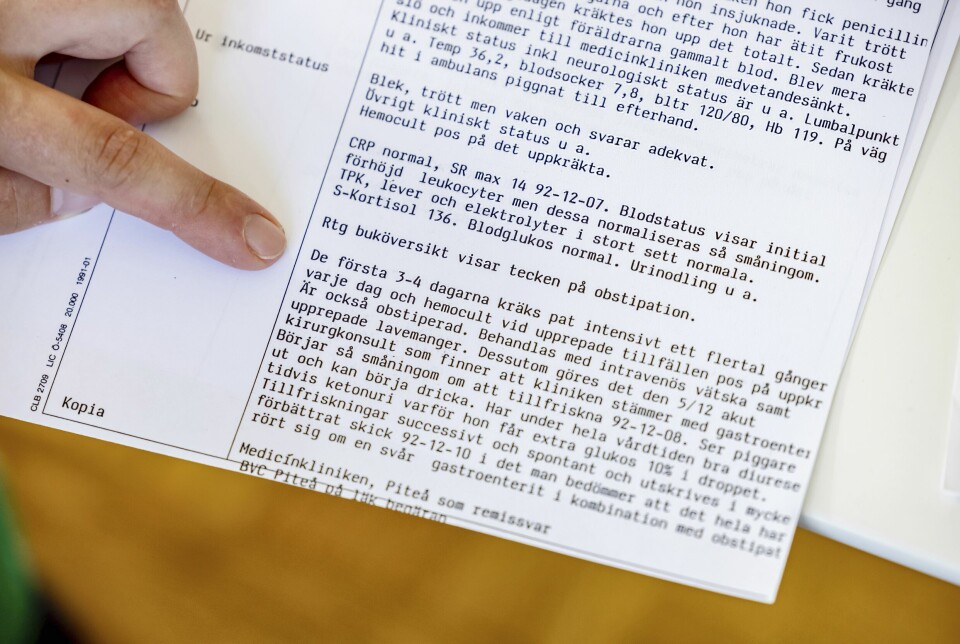 Julia visar en kopia ur journalen som fördes när hon låg inlagd som barn. Julia visar en kopia ur journalen som fördes när hon låg inlagd som barn.