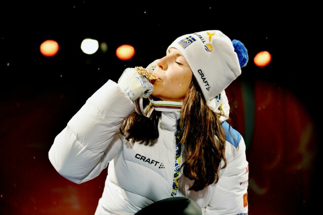 Charlotte Kalla kysser sin guldmedalj vid Skid-VM 2015. Charlotte Kalla kysser sin guldmedalj vid Skid-VM 2015.