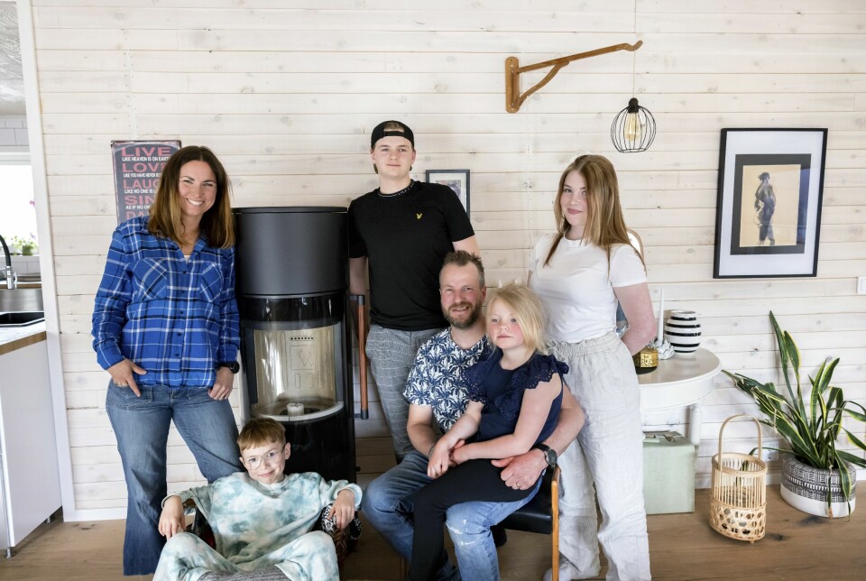 Paret med de fyra hemmavarande barnen Thor, Viktor, Matilda och Thyra. Paret med de fyra hemmavarande barnen Thor, Viktor, Matilda och Thyra.