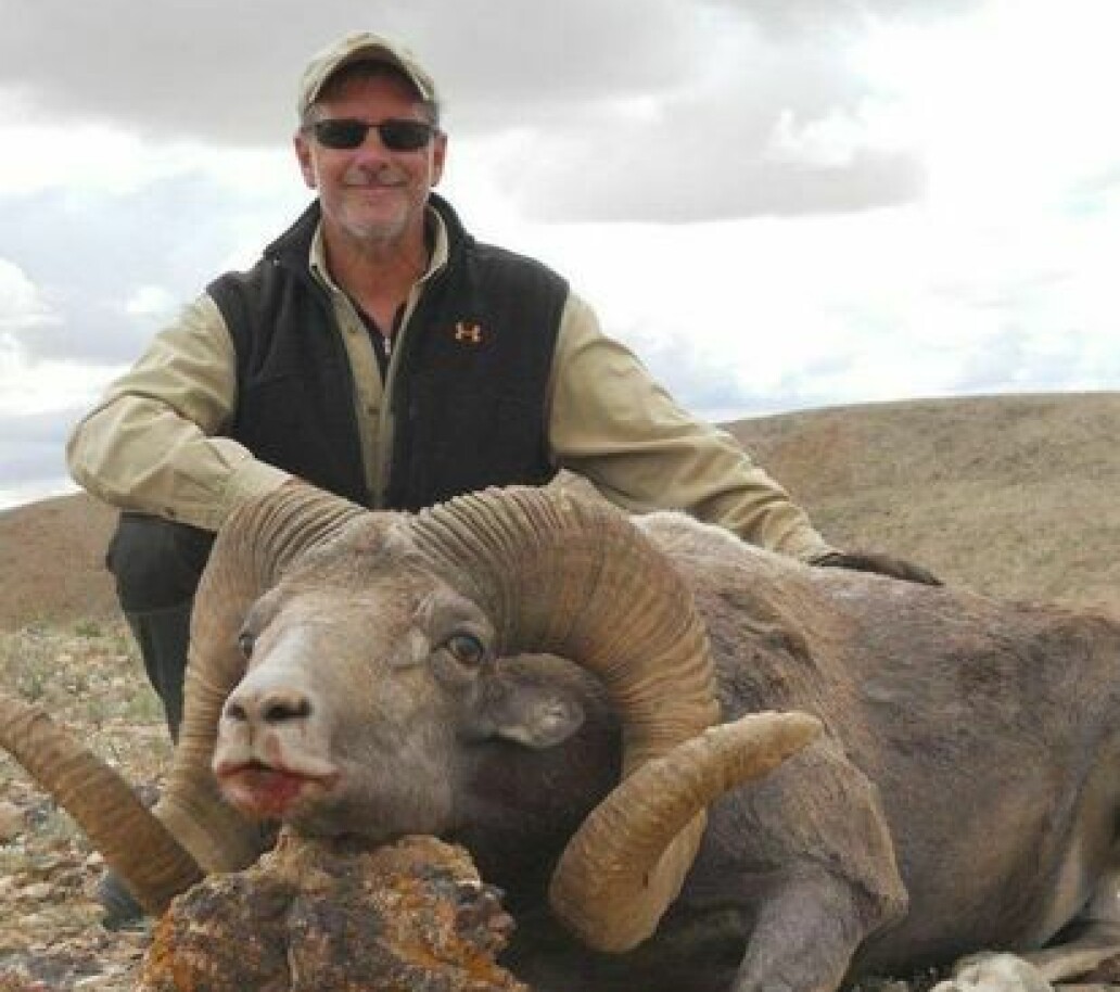 Larry Rudolph med ett av många byten från jaktresor världen runt. Larry Rudolph med ett av många byten från jaktresor världen runt.