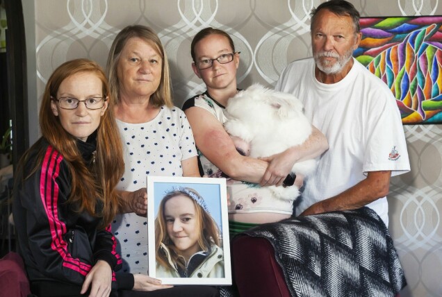 Hedda, mamma Lena, Kajza, kaninen Mise och pappa Kenneth samlade i föräldrahemmet i Boden. Hedda, mamma Lena, Kajza, kaninen Mise och pappa Kenneth samlade i föräldrahemmet i Boden.